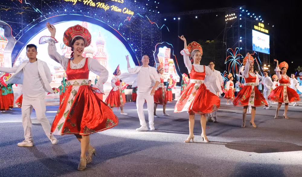 Những vũ điệu sôi động của các nghệ sĩ, vũ công đến từ Nga tại Carnaval Hạ Long 2023. Những vũ điệu sôi động của các nghệ sĩ, vũ công đến từ Nga tại Carnaval Hạ Long 2023.