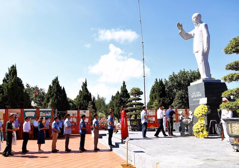 Lãnh đạo 2 huyện đảo Cô Tô và Cồn Cỏ dâng hương tại Tượng đài Chủ tịch Hồ Chí Minh trên đảo Cô Tô. Lãnh đạo 2 huyện đảo Cô Tô và Cồn Cỏ dâng hương tại Tượng đài Chủ tịch Hồ Chí Minh trên đảo Cô Tô.