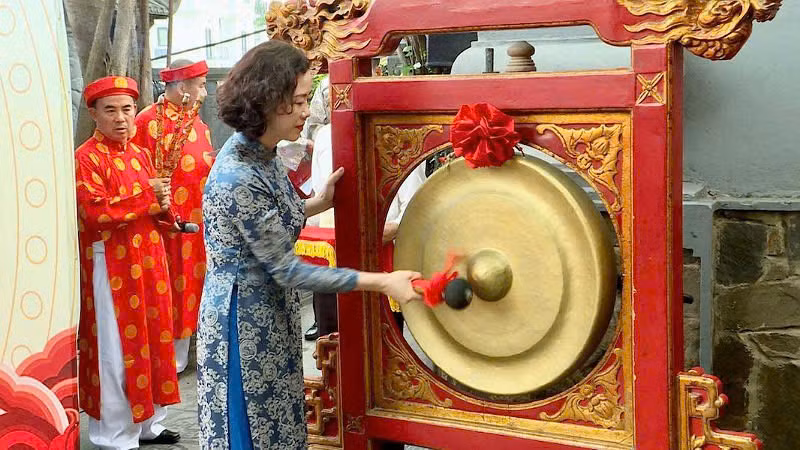 Lãnh đạo thành phố Hạ Long thực hiện nghi lễ khai hội.