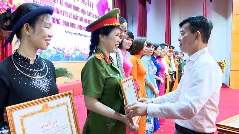 Thành phố Hạ Long khen thưởng cho các cá nhân điển hình trong phong trào học tập và làm theo tư tưởng, đạo đức, phong cách Hồ Chí Minh. Thành phố Hạ Long khen thưởng cho các cá nhân điển hình trong phong trào học tập và làm theo tư tưởng, đạo đức, phong cách Hồ Chí Minh.