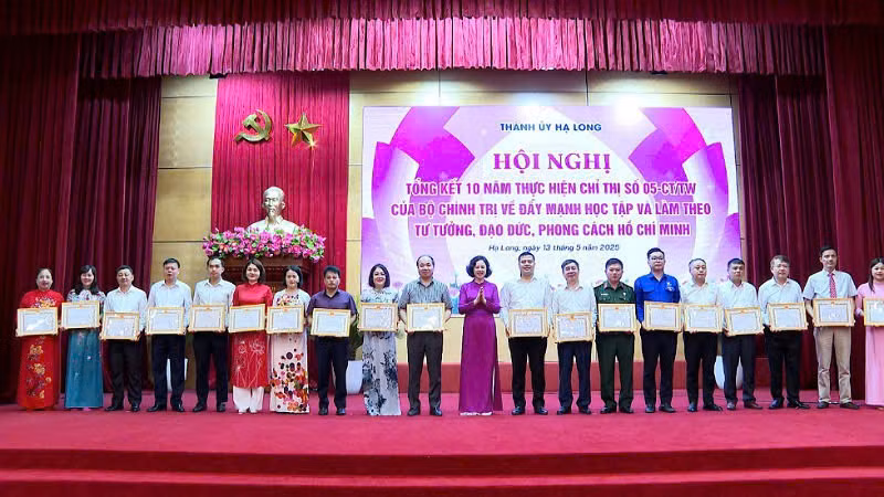 Thành phố Hạ Long khen thưởng cho các tập thể và cá nhân điển hình trong phong trào học tập và làm theo tư tưởng, đạo đức, phong cách Hồ Chí Minh. Thành phố Hạ Long khen thưởng cho các tập thể và cá nhân điển hình trong phong trào học tập và làm theo tư tưởng, đạo đức, phong cách Hồ Chí Minh.