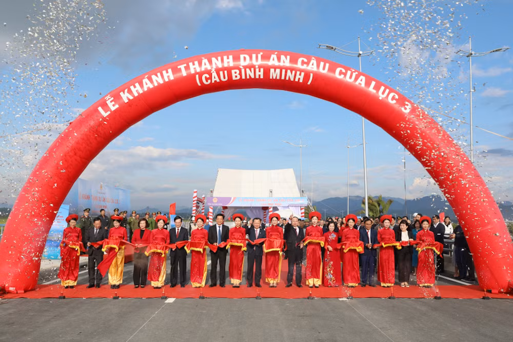 Các đại biểu cắt băng khánh thành cầu Bình Minh bắc qua vịnh Cửa Lục.
