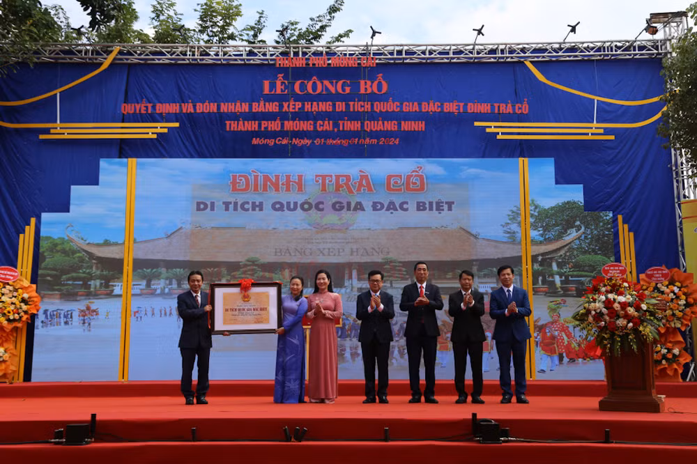 Lãnh đạo Bộ Văn hóa Thể thao và Du lịch trao Bằng xếp hạng Di tích Quốc gia đặc biệt đình Trà Cổ cho thành phố Móng Cái.