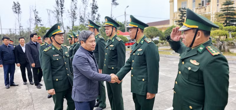 Bí thư Tỉnh ủy Quảng Ninh Vũ Đại Thắng đến thăm cán bộ, chiến sĩ Đồn Biên phòng Cô Tô. Bí thư Tỉnh ủy Quảng Ninh Vũ Đại Thắng đến thăm cán bộ, chiến sĩ Đồn Biên phòng Cô Tô.