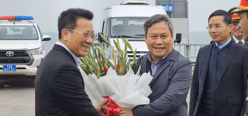 Lãnh đạo huyện Cô Tô tặng hoa Bí thư Tỉnh ủy Quảng Ninh Vũ Đại Thắng ra thăm và làm việc với huyện đảo Cô Tô.
