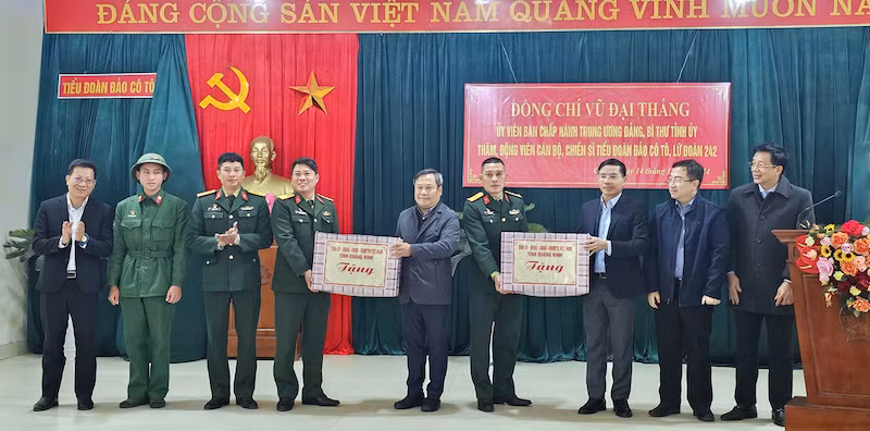 Bí thư Tỉnh ủy Quảng Ninh tặng quà cho cán bộ, chiến sĩ Tiểu đoàn Bộ đội đảo, Lữ đoàn 242. Bí thư Tỉnh ủy Quảng Ninh tặng quà cho cán bộ, chiến sĩ Tiểu đoàn Bộ đội đảo, Lữ đoàn 242.