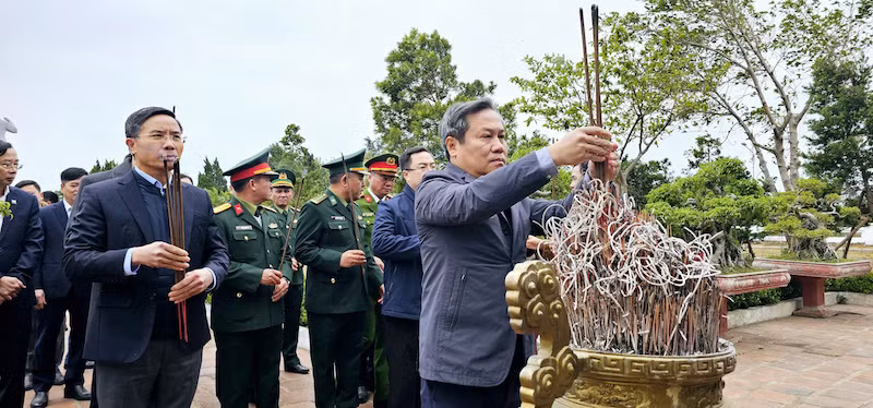 Bí thư Tỉnh ủy Quảng Ninh và đoàn công tác dâng hương tại Di tích quốc gia đặc biệt - Khu lưu niệm Chủ tịch Hồ Chí Minh trên đảo Cô Tô. Bí thư Tỉnh ủy Quảng Ninh và đoàn công tác dâng hương tại Di tích quốc gia đặc biệt - Khu lưu niệm Chủ tịch Hồ Chí Minh trên đảo Cô Tô.
