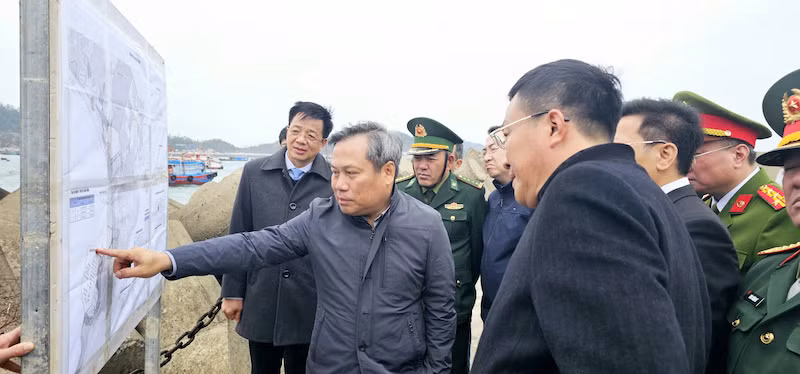 Bí thư Tỉnh ủy Quảng Ninh Vũ Đại Thắng kiểm tra tiến độ thực hiện Dự án Khu neo đậu tránh trú bão cho tàu cá đảo Cô Tô. Bí thư Tỉnh ủy Quảng Ninh Vũ Đại Thắng kiểm tra tiến độ thực hiện Dự án Khu neo đậu tránh trú bão cho tàu cá đảo Cô Tô.