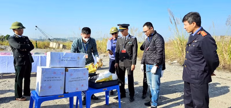 Đại diện Viện kiểm sát tỉnh Quảng Ninh giám sát tiêu hủy vật chứng theo quy định pháp luật.