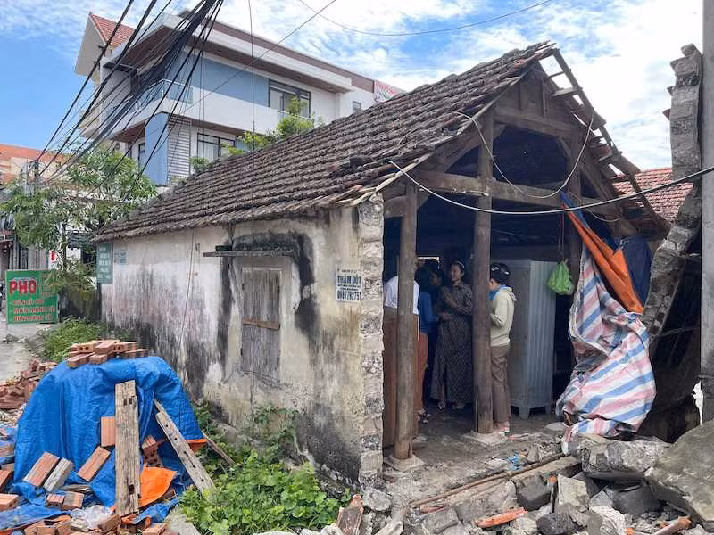 Ngôi nhà của Bà Lê Thị Bẩy ở thôn Đông 2 bị hư hại nặng nề do bão số 3.