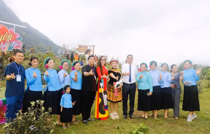 Du khách và người dân thích thú trải nghiệm và chụp ảnh lưu niệm. Du khách và người dân thích thú trải nghiệm và chụp ảnh lưu niệm.