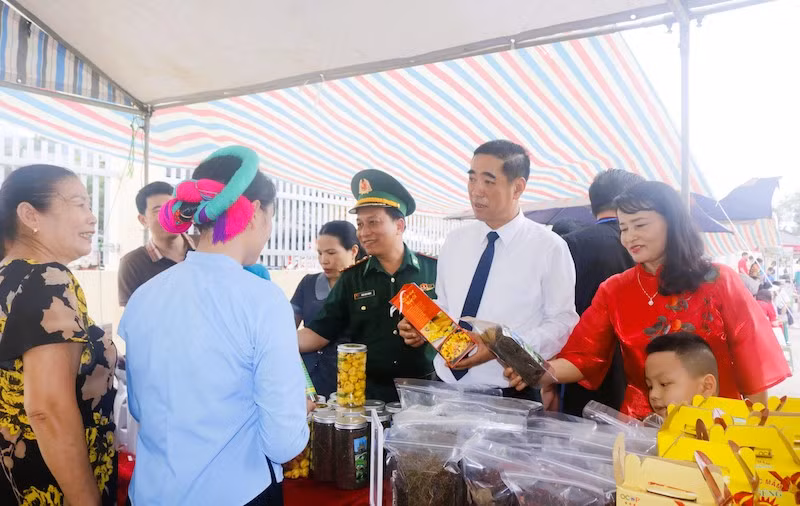 Đông đảo nhân dân và du khách đến tham quan, trải nghiệm các gian hàng bán sản phẩm truyền thống của địa phương. Đông đảo nhân dân và du khách đến tham quan, trải nghiệm các gian hàng bán sản phẩm truyền thống của địa phương.