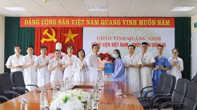 Người bệnh được ra viện trong niềm vui của tập thể y, bác sĩ và người nhà.
