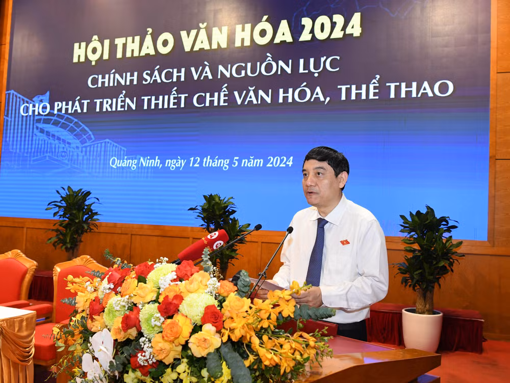 Đồng chí Nguyễn Đắc Vinh, Chủ nhiệm Ủy ban Văn hóa, Giáo dục của Quốc hội phát biểu khai mạc Hội thảo.