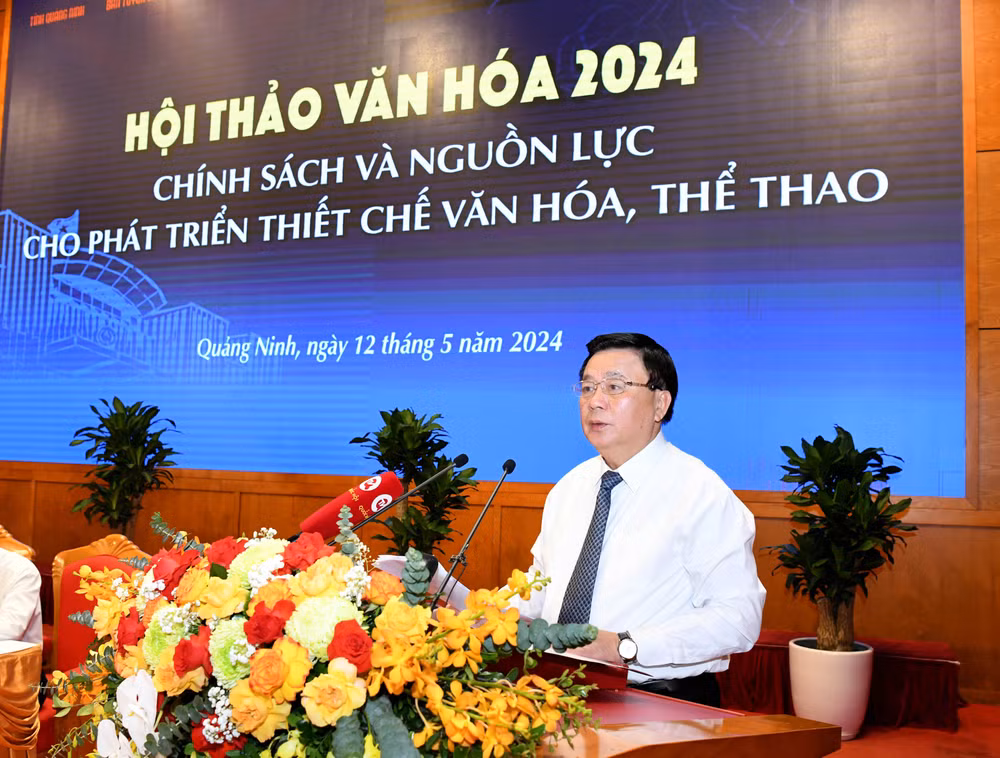 Đồng chí Nguyễn Xuân Thắng phát biểu đề dẫn Hội thảo.