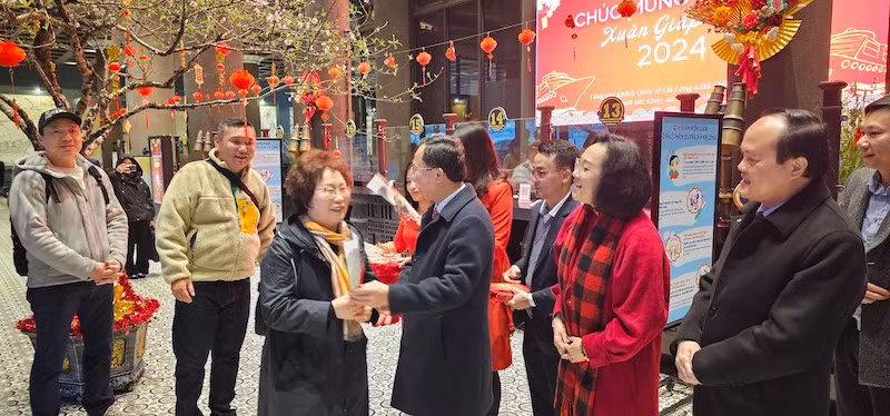 Lãnh đạo tỉnh Quảng Ninh và các sở, ngành chúc mừng những du khách đầu tiên đến "xông" đất Hạ Long trong ngày Mùng 1 Tết. Lãnh đạo tỉnh Quảng Ninh và các sở, ngành chúc mừng những du khách đầu tiên đến "xông" đất Hạ Long trong ngày Mùng 1 Tết.