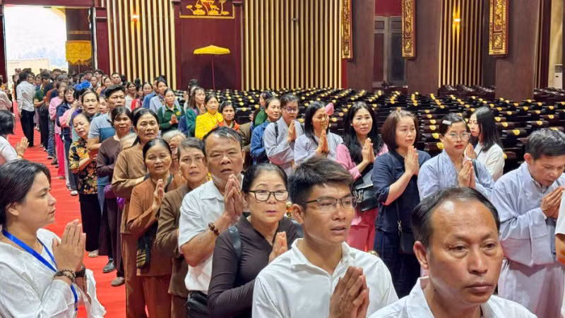 Đông đảo tăng ni, phật tử, nhân dân và du khách thập phương về chiêm bái xá lợi Đức Phật tại Cung Trúc Lâm Yên Tử.