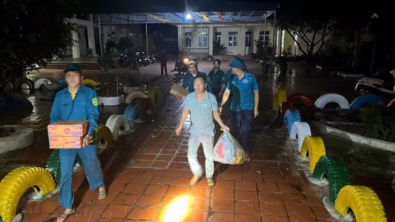 Các lực lượng chức năng hỗ trợ người dân di dời đến nơi an toàn trong đêm 6/9.