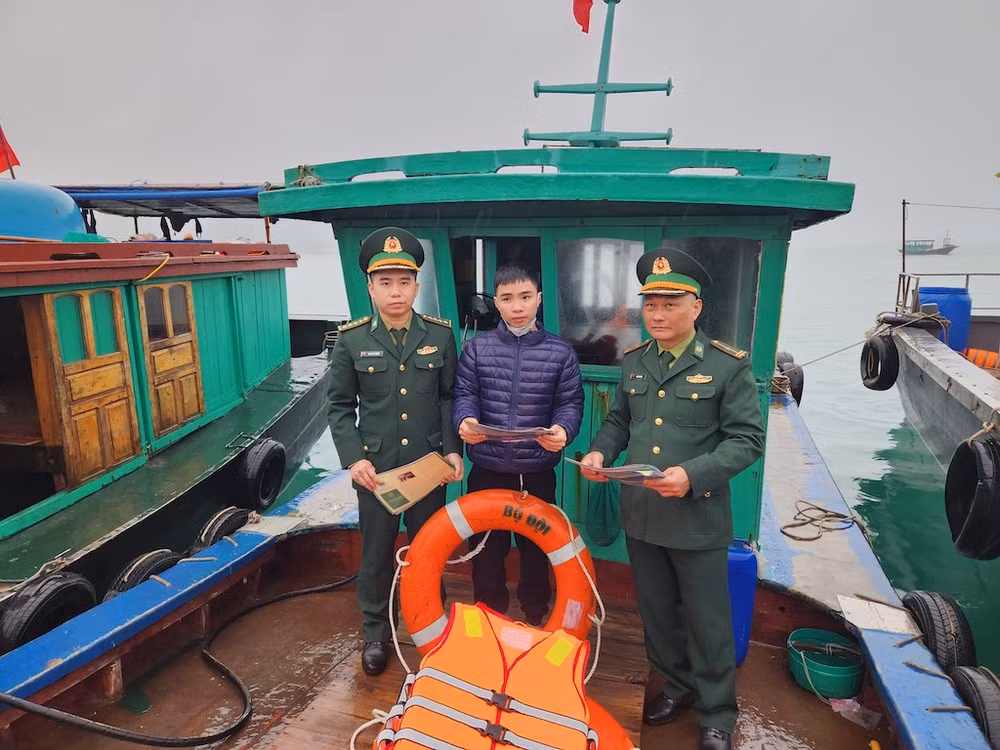 Đồn biên phòng Cô Tô (Quảng Ninh) tặng phao cứu sinh và tuyên truyền phổ biến về Luật bảo vệ biển đảo cho ngư dân huyện đảo Cô Tô. Đồn biên phòng Cô Tô (Quảng Ninh) tặng phao cứu sinh và tuyên truyền phổ biến về Luật bảo vệ biển đảo cho ngư dân huyện đảo Cô Tô.
