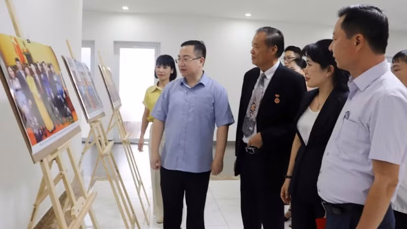 Các đại biểu tham quan khu vực trưng bày các bức ảnh Tổng Bí thư về thăm và làm việc tại Quảng Ninh.