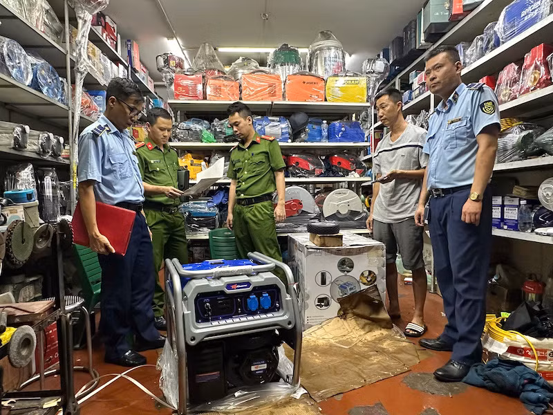 Lực lượng Quản lý thị trường Quảng Ninh kiểm tra hộ kinh doanh Chung Huyền ở phường Bạch Đằng, thành phố Hạ Long. Lực lượng Quản lý thị trường Quảng Ninh kiểm tra hộ kinh doanh Chung Huyền ở phường Bạch Đằng, thành phố Hạ Long.