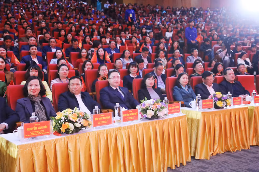 Các đồng chí lãnh đạo tỉnh Quảng Ninh tham dự lễ phát động "Thanh xuân dâng Đảng".