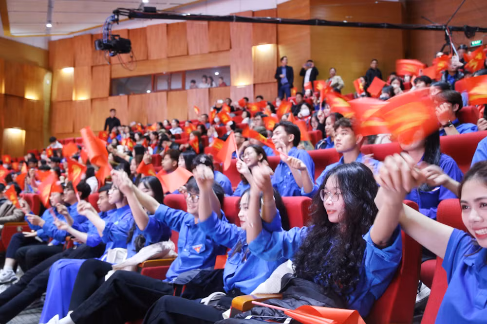 Tuổi trẻ Quảng Ninh thể hiện quyết tâm nỗ lực học tập, rèn luyện để cống hiến cho tỉnh Quảng Ninh tại buổi lễ phát động.