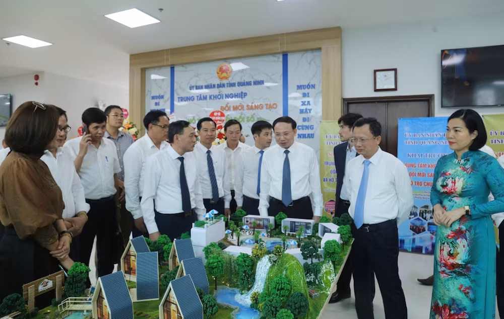 Các đại biểu tham quan mô hình trưng bày của các doanh nghiệp đổi mới sáng tạo. Các đại biểu tham quan mô hình trưng bày của các doanh nghiệp đổi mới sáng tạo.