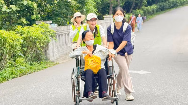 Phật tử, nhân dân và du khách già yếu được các tình nguyện viên hỗ trợ đưa đón vào chiêm bái xá lợi Đức Phật bằng xe lăn. Phật tử, nhân dân và du khách già yếu được các tình nguyện viên hỗ trợ đưa đón vào chiêm bái xá lợi Đức Phật bằng xe lăn.