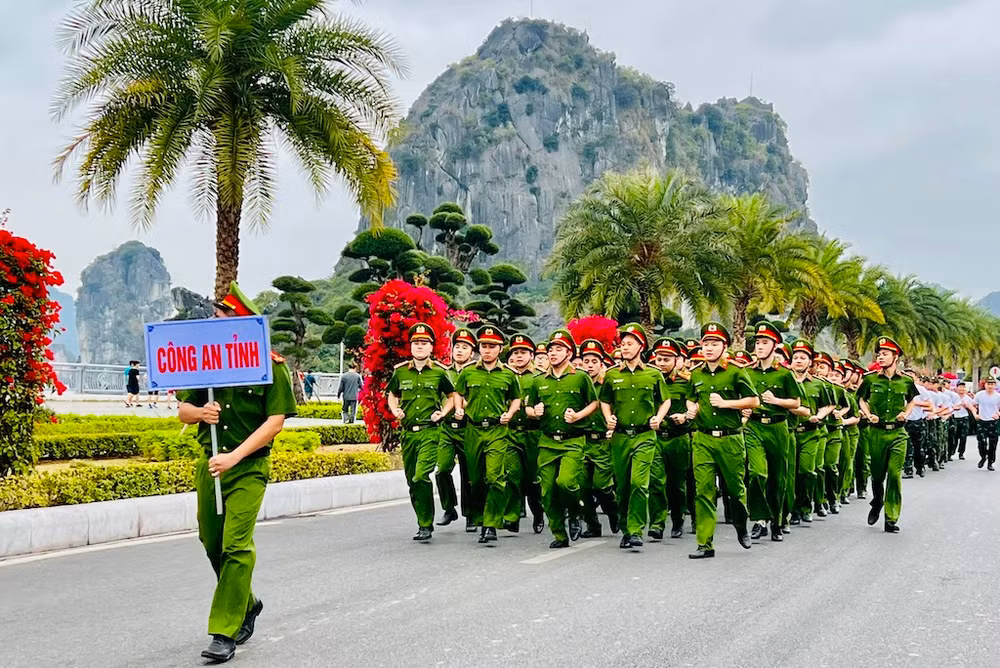 Lực lượng Công an tỉnh Quảng Ninh tham gia Ngày chạy Olympic vì sức khoẻ toàn dân. Lực lượng Công an tỉnh Quảng Ninh tham gia Ngày chạy Olympic vì sức khoẻ toàn dân.
