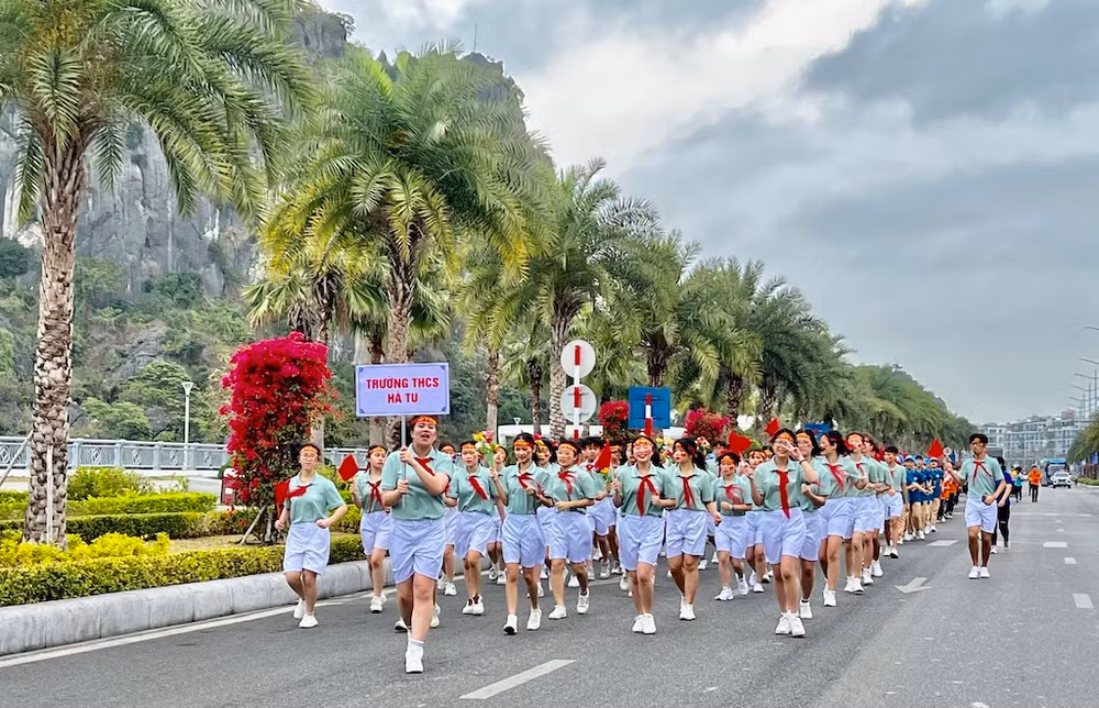 Khối học sinh tham gia Ngày chạy Olympic vì sức khoẻ toàn dân. Khối học sinh tham gia Ngày chạy Olympic vì sức khoẻ toàn dân.