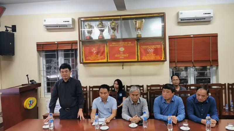 Chủ tịch Hội đồng thành viên Tập đoàn Công nghiệp Than-Khoáng sản Việt Nam Ngô Hoàng Ngân (người đứng) báo cáo với Phó Thủ tướng Trần Lưu Quang.
