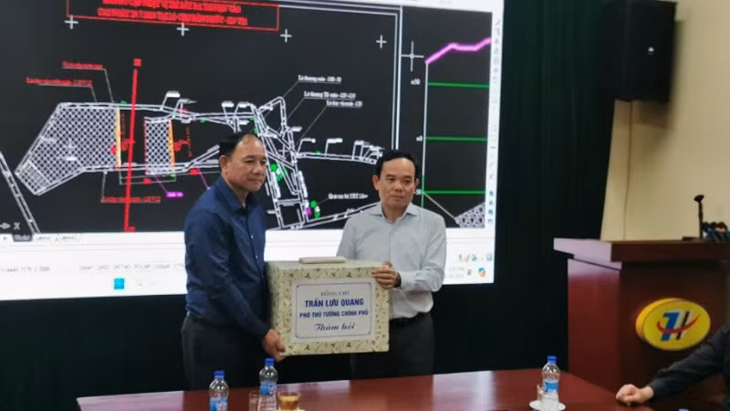 Phó Thủ tướng Trần Lưu Quang tặng quà, thăm hỏi, động viên cán bộ, công nhân lao động Công ty Than Hòn Gai.
