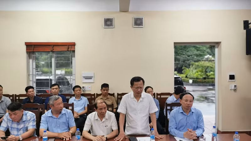 Lãnh đạo tỉnh Quảng Ninh báo cáo với Phó Thủ tướng Trần Lưu Quang.