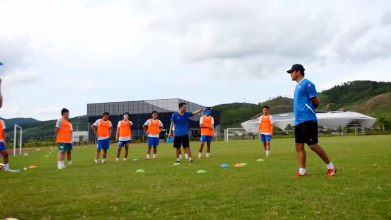 Một buổi tập luyện của đội bóng Quảng Ninh FC.