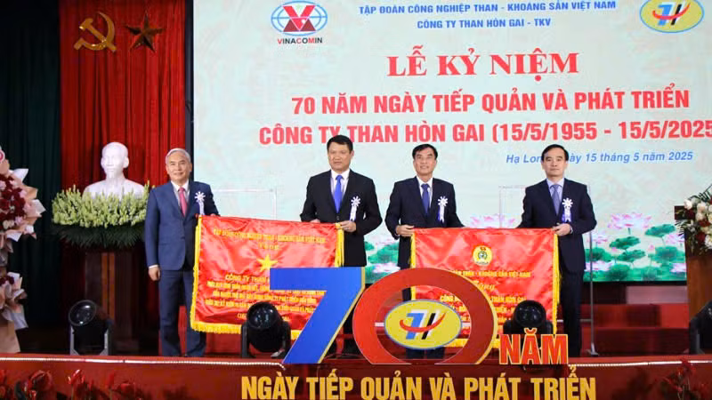 Công đoàn TKV tặng bức trướng cho tập thể cán bộ, công nhân và người lao động Công ty Than Hòn Gai.