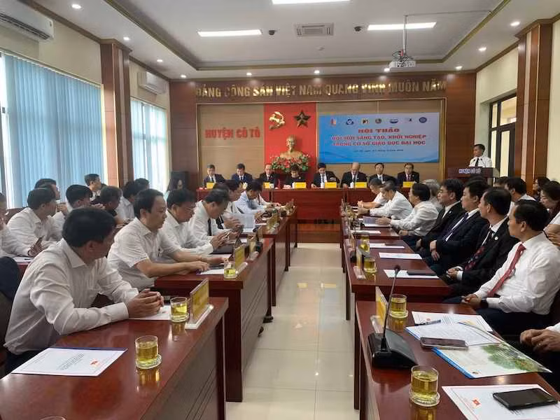 Quang cảnh hội nghị ký kết giữa huyện Cô Tô với 7 Trường đại học.