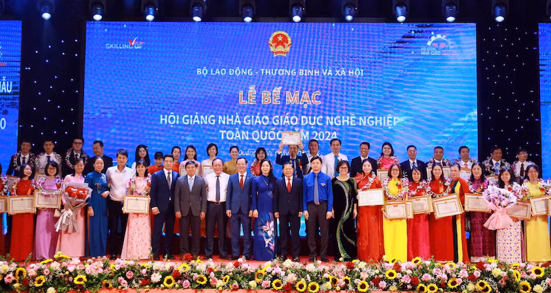 Lãnh đạo Bộ Lao động, Thương binh và Xã hội, tỉnh Quảng Ninh chụp ảnh lưu niệm với các nhà giáo có thành tích xuất sắc tại Hội giảng.