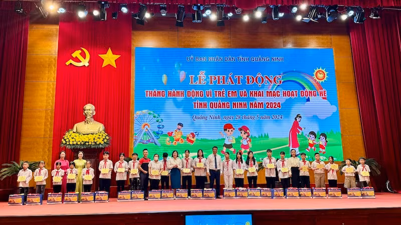 Công ty trách nhiệm hữu hạn Bảo hiểm nhân thọ Dai-ichi Việt Nam tặng 100 suất học bổng cho các em học sinh có hoàn cảnh khó khăn nhưng đã có nghị lực vươn lên trong học tập. Công ty trách nhiệm hữu hạn Bảo hiểm nhân thọ Dai-ichi Việt Nam tặng 100 suất học bổng cho các em học sinh có hoàn cảnh khó khăn nhưng đã có nghị lực vươn lên trong học tập.