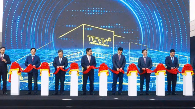 Các đại biểu cắt băng khánh thành Dự án Nhà máy sản xuất ô-tô Thành Công Việt Hưng.