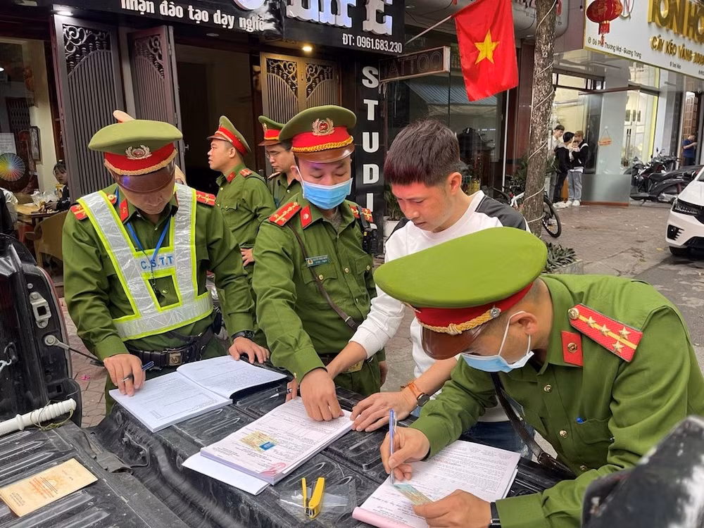 Công an thành phố Hạ Long lập biên bản xử phạt các trường hợp vi phạm trật tự an toàn giao thông.