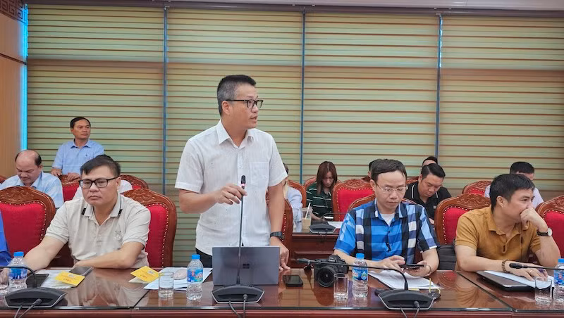 Các nhà báo, phóng viên trao đổi những vấn đề quan tâm tại buổi họp báo. Các nhà báo, phóng viên trao đổi những vấn đề quan tâm tại buổi họp báo.