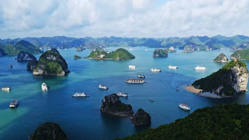 Vịnh Hạ Long 3 lần được UNESCO công nhận là Di sản thiên nhiên Thế giới.