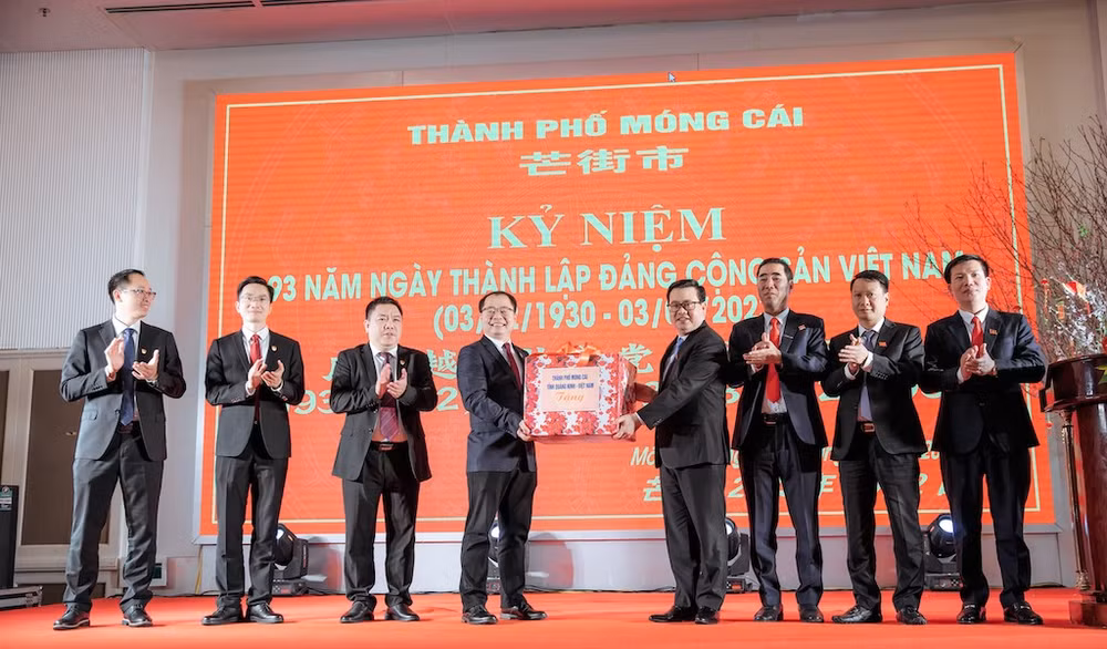 Đoàn đại biểu chính quyền, nhân dân thành phố Móng cái (Việt Nam) tặng quà cho Đoàn đại biểu chính quyền, nhân dân thành phố Đông Hưng (Trung Quốc). Đoàn đại biểu chính quyền, nhân dân thành phố Móng cái (Việt Nam) tặng quà cho Đoàn đại biểu chính quyền, nhân dân thành phố Đông Hưng (Trung Quốc).