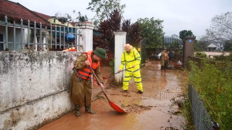 Lực lượng vũ trang huyện Tiên Yên giúp người dân xã Đông Hải dọn vệ sinh môi trường.