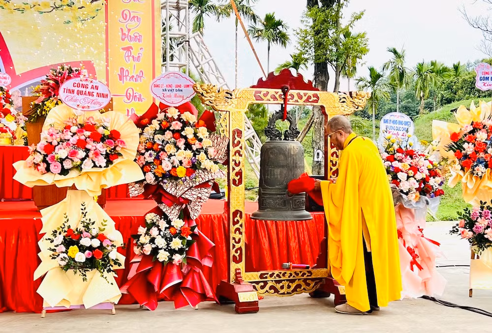 Hòa thượng Thích Đạo Quang, trụ trì chùa Quỳnh Lâm, thỉnh chuông khai hội. Hòa thượng Thích Đạo Quang, trụ trì chùa Quỳnh Lâm, thỉnh chuông khai hội.