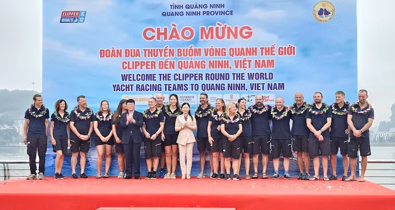 Lãnh đạo thành phố Hạ Long và Sở Du lịch tặng hoa, chúc mừng đội đua thuyền buồm Quảng Ninh với tên gọi "Ha Long Bay, Viet Nam". Lãnh đạo thành phố Hạ Long và Sở Du lịch tặng hoa, chúc mừng đội đua thuyền buồm Quảng Ninh với tên gọi "Ha Long Bay, Viet Nam".