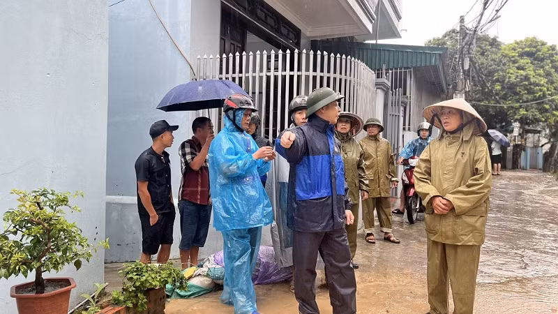 Lực lượng chức năng của Phường Cao xanh trực tiếp xuống hỗ trợ các hộ dân bị cô lập di chuyển đến nơi an toàn. Lực lượng chức năng của Phường Cao xanh trực tiếp xuống hỗ trợ các hộ dân bị cô lập di chuyển đến nơi an toàn.