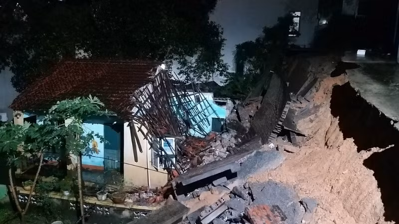 Mưa lớn kéo dài đã làm đổ kè, làm sập 1 nhà dân ở khu 1B, phường Hồng Hải. Mưa lớn kéo dài đã làm đổ kè, làm sập 1 nhà dân ở khu 1B, phường Hồng Hải.