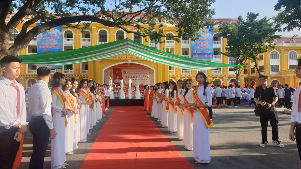 Trường Trung học phổ thông Cẩm Phả mới được khánh thành và đưa vào sử dụng trong năm học mới 2023-2024.
